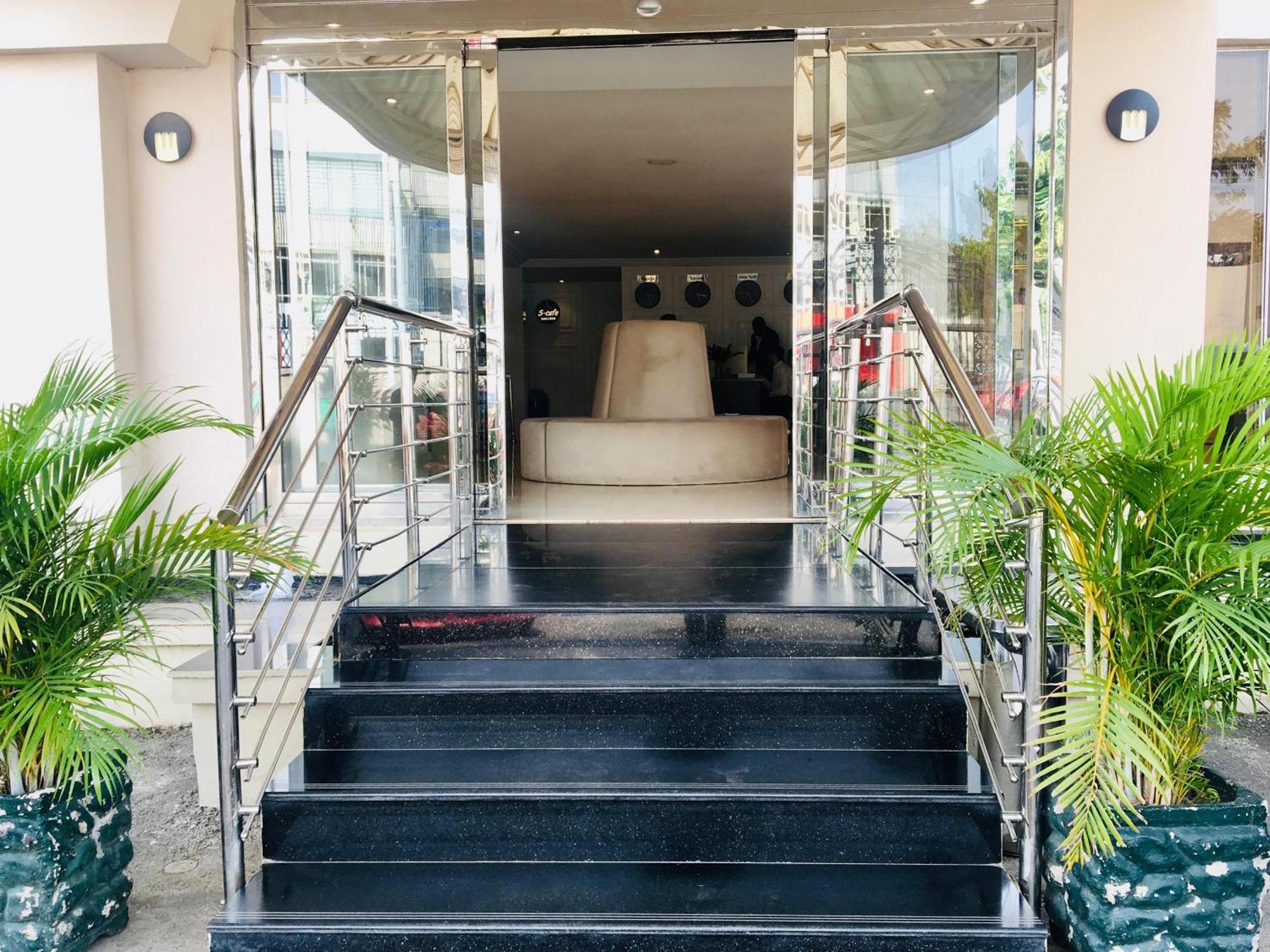 Summerset Continental Hotel Maitama By T E L E Hospitality Abuja Bagian luar foto